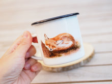 Laden Sie das Bild in den Galerie-Viewer, Emailletasse "Schlafender Fuchswelpe"