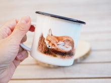 Laden Sie das Bild in den Galerie-Viewer, Emailletasse "Schlafender Fuchswelpe"