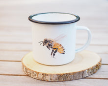 Laden Sie das Bild in den Galerie-Viewer, Emailletasse "Fleissige Biene"