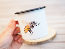 Laden Sie das Bild in den Galerie-Viewer, Emailletasse "Fleissige Biene"