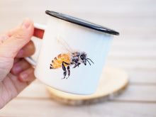 Laden Sie das Bild in den Galerie-Viewer, Emailletasse "Fleissige Biene"