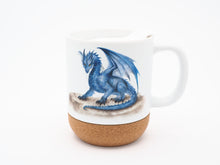 Laden Sie das Bild in den Galerie-Viewer, Keramiktasse mit abnehmbarem Korkboden und Deckel, liebevoll bedruckt mit blauem Drache