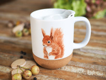 Laden Sie das Bild in den Galerie-Viewer, Große Tasse mit Korkboden "Quirliges Eichhörnchen"