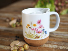 Laden Sie das Bild in den Galerie-Viewer, Große Tasse mit Korkboden "Bunte Blumenwiese"