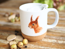 Laden Sie das Bild in den Galerie-Viewer, Große Tasse mit Korkboden "Eichhörnchenportrait"