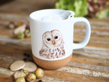 Laden Sie das Bild in den Galerie-Viewer, Große Tasse mit Korkboden "Weise Eule"