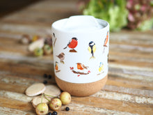 Laden Sie das Bild in den Galerie-Viewer, Große Tasse mit Korkboden "Liebste Gartenvögel"