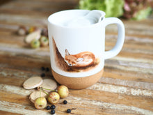 Laden Sie das Bild in den Galerie-Viewer, Große Tasse mit Korkboden "Schlafender Fuchs"