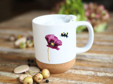 Laden Sie das Bild in den Galerie-Viewer, Große Tasse mit Korkboden "Mohnblume mit Hummel"