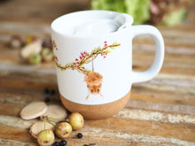 Laden Sie das Bild in den Galerie-Viewer, Große Tasse mit Korkboden "Klettermäuschen und Beeren"