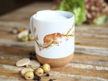 Laden Sie das Bild in den Galerie-Viewer, Große Tasse mit Korkboden "Klettermäuschen und Beeren"