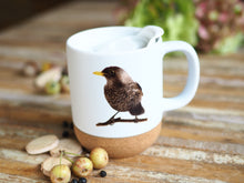 Laden Sie das Bild in den Galerie-Viewer, Große Tasse mit Korkboden "Schöne Amsel"