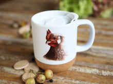Laden Sie das Bild in den Galerie-Viewer, Große Tasse mit Korkboden "Hühnerportrait"