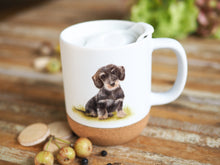 Laden Sie das Bild in den Galerie-Viewer, Keramiktasse mit abnehmbarem Korkboden und Deckel, liebevoll bedruckt mit Naturmotiv Dackel