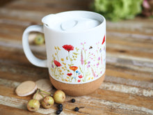 Laden Sie das Bild in den Galerie-Viewer, Große Tasse mit Korkboden "Bunte Blumenwiese"
