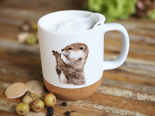 Laden Sie das Bild in den Galerie-Viewer, Keramiktasse mit abnehmbarem Korkboden und Deckel, liebevoll bedruckt mit Otter