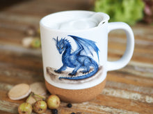 Laden Sie das Bild in den Galerie-Viewer, Große Tasse mit Korkboden "Saphirdrache"