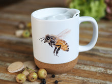 Laden Sie das Bild in den Galerie-Viewer, Große Tasse mit Korkboden "Fleißige Biene"