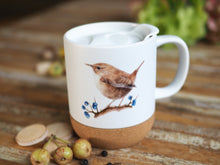 Laden Sie das Bild in den Galerie-Viewer, Keramiktasse mit abnehmbarem Korkboden und Deckel, liebevoll bedruckt mit Zaunkönig