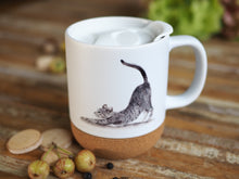 Laden Sie das Bild in den Galerie-Viewer, Keramiktasse mit abnehmbarem Korkboden und Deckel, liebevoll bedruckt mit Naturmotiv Katze