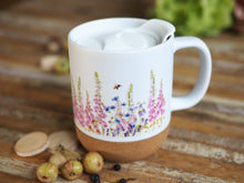 Laden Sie das Bild in den Galerie-Viewer, Große Tasse mit Korkboden "Zarte Juniwiese"