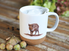 Laden Sie das Bild in den Galerie-Viewer, Keramiktasse mit abnehmbarem Korkboden und Deckel, liebevoll bedruckt mit Naturmotiv