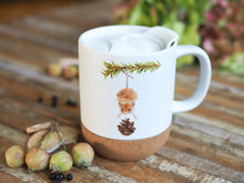 Laden Sie das Bild in den Galerie-Viewer, Große Tasse mit Korkboden "Freche Weihnachtsmaus"
