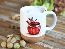 Laden Sie das Bild in den Galerie-Viewer, Keramiktasse mit abnehmbarem Korkboden und Deckel, liebevoll bedruckt mit Naturmotiv