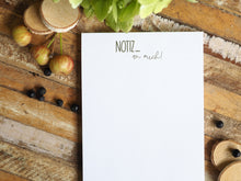 Laden Sie das Bild in den Galerie-Viewer, Notizblock mit handgemaltem Tier- oder Blumenmotiv, liebevoll gestaltet auf feinem Papier