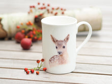 Laden Sie das Bild in den Galerie-Viewer, Porzellantasse "Sanftes Rehkitz"