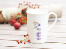 Laden Sie das Bild in den Galerie-Viewer, Porzellantasse "Lavendel mit Schmetterling"