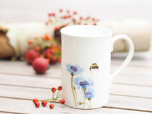 Laden Sie das Bild in den Galerie-Viewer, Porzellantasse "Kornblume und Hummelpopo"