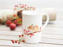 Laden Sie das Bild in den Galerie-Viewer, Porzellantasse "Waldmaus und rote Beeren"