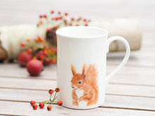Laden Sie das Bild in den Galerie-Viewer, Porzellantasse "Quirliges Eichhörnchen"