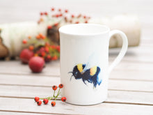 Laden Sie das Bild in den Galerie-Viewer, Porzellantasse "Pummelige Hummel"