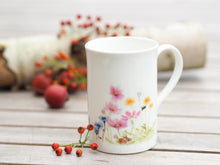 Laden Sie das Bild in den Galerie-Viewer, Porzellantasse "Farbenfrohe Sommerwiese"