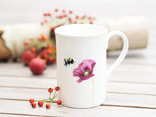 Laden Sie das Bild in den Galerie-Viewer, Porzellantasse "Purpurmohn und Hummel"