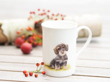 Laden Sie das Bild in den Galerie-Viewer, Porzellantasse "Kleiner Dackel im Gras"