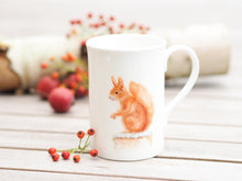 Laden Sie das Bild in den Galerie-Viewer, Porzellantasse "Eichhörnchen im Schnee"