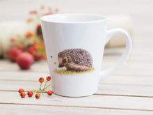 Laden Sie das Bild in den Galerie-Viewer, Konische Tasse "Kleiner Igel und Hummel"