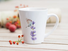 Laden Sie das Bild in den Galerie-Viewer, Konische Tasse "Lavendel mit Schmetterling"