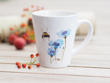 Laden Sie das Bild in den Galerie-Viewer, Konische Tasse "Kornblume und Hummelpopo"