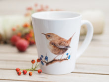 Laden Sie das Bild in den Galerie-Viewer, Konische Tasse "Zaunkönig mit Beeren"