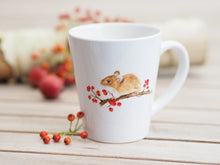 Laden Sie das Bild in den Galerie-Viewer, Konische Tasse "Maus mit roten Beeren"