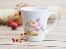 Laden Sie das Bild in den Galerie-Viewer, Konische Tasse "Bunte Sommerwiese"