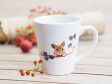 Laden Sie das Bild in den Galerie-Viewer, Konische Tasse "Maus mit Brombeeren"