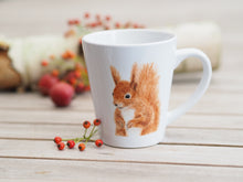 Laden Sie das Bild in den Galerie-Viewer, Konische Tasse "Quirliges Eichhörnchen"