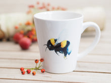 Laden Sie das Bild in den Galerie-Viewer, Konische Tasse "Pummelige Hummel"