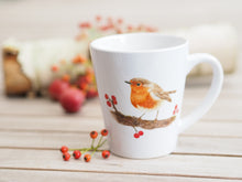 Laden Sie das Bild in den Galerie-Viewer, Konische Tasse "Rotkehlchen mit Beeren"