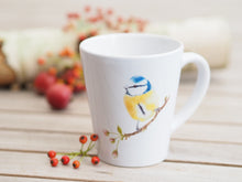 Laden Sie das Bild in den Galerie-Viewer, Konische Tasse "Blaumeise im Frühling"